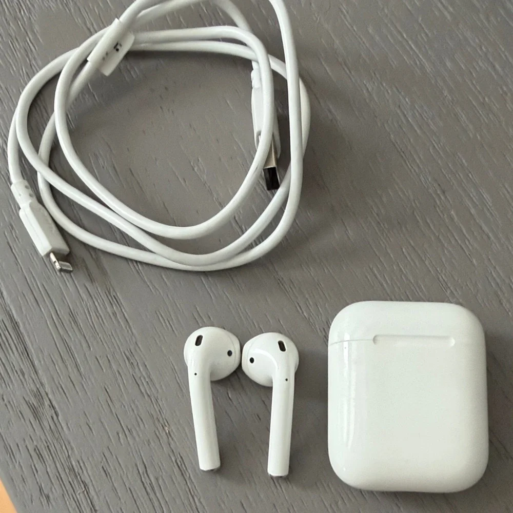 Apple AirPods 2nd generation Wireless Earbuds, Charging Case & Lightning Cable